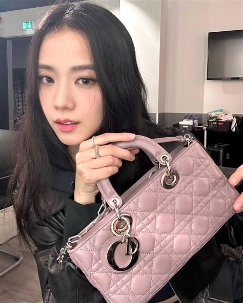 jisoo dior wallet|jisoo's enviable Dior purse.